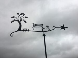 Girouette-Banc-Arbre-Fleur-min-1-300x225